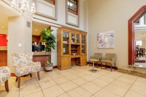 圣何塞拉格公园精品酒店的大堂设有桌椅和柜台