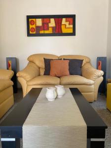 蒂诺加斯塔Urqu-Pacha Alojamiento的带沙发和咖啡桌的客厅