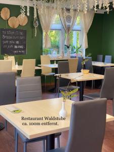 格拉尔-米里茨Zur Fledermaus的一间带桌椅和黑板的餐厅