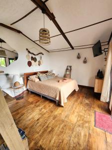 危地马拉CABAÑAS EN ZONA 16的一间卧室配有一张床,铺有木地板