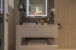 哈费尔巴廷فندق ساس - SAS Hotel的浴室设有白色水槽和镜子