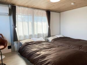 出云市Izumo no Oyado Naka Araki - Vacation STAY 82773v的一间卧室设有两张靠窗的床。