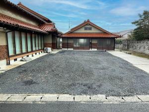 出云市Izumo no Oyado Naka Araki - Vacation STAY 82773v的房子前面的一个空停车位