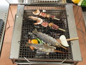 广岛Riverside Glamping Kamiseno - Vacation STAY 92757v的烤架上放有鱼和蔬菜