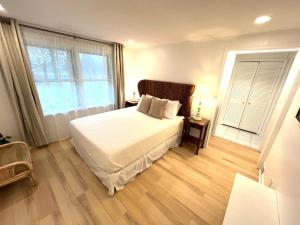 柏斯海滩Mar Bella Boutique Hotel的卧室配有白色的床和窗户。