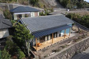 鹿儿岛iko terrace - Vacation STAY 03308v的享有蓝色屋顶房屋的顶部景色
