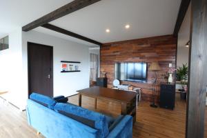 鹿儿岛iko terrace - Vacation STAY 03195v的客厅配有蓝色的沙发和桌子
