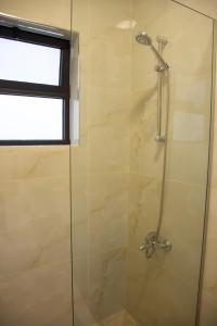 安曼Prestige hotel apartment的浴室里设有玻璃门淋浴