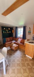 鲁西隆地区卡内Mobil-home Le cocon的客厅配有沙发和桌子