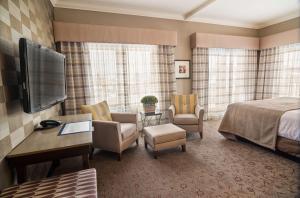 海伦娜海伦娜大北方最佳西方精品酒店的配有一张床和一台平面电视的酒店客房