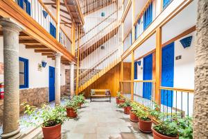 库斯科金塔圣布拉斯阿纳奈酒店的楼内带有盆栽的走廊