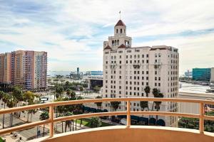 长滩Marriott Long Beach Downtown的享有一座白色大建筑塔楼的景色