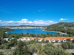 耶泽拉Mobile home "Sun" Jezera Village , otok Murter的湖景别墅