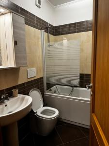 罗马DolceVita Eur Torrino Prestige的浴室配有卫生间、盥洗盆和浴缸。