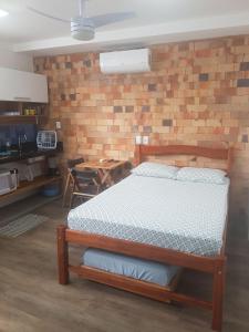 伊列乌斯APART STUDIOS PONTAL的一间卧室设有一张床和砖墙