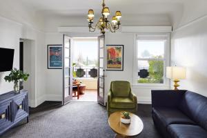 卡利斯托加山景酒店及Spa中心的客厅配有沙发和椅子