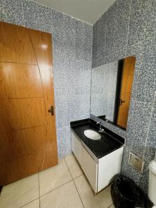 瓦拉达里斯州长市POUSADA BRASÃO的一间带水槽和镜子的浴室