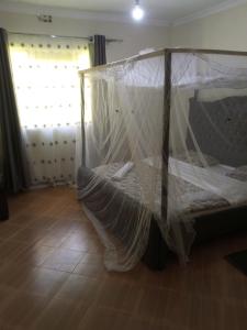 KakamegaAnnex的一间卧室配有带蚊帐的床