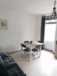 维耶尔宗Appartement-Vierzon-centre的一间带桌子和两把椅子的用餐室