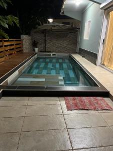 MtsamboroLe Lointain的房屋中间的游泳池