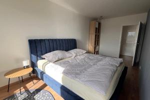 Prievoz2 room Apartment, terrace, new building Moruše的一间卧室配有一张大床和蓝色床头板