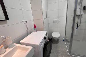 Prievoz2 room Apartment, terrace, new building Moruše的白色的浴室设有水槽和卫生间。