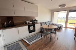 Prievoz2 room Apartment, terrace, new building Moruše的厨房以及带桌椅的用餐室。