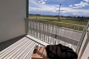 Prievoz2 room Apartment, terrace, new building Moruše的阳台设有长凳,享有街道景色。