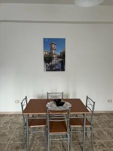兰恰诺Il Momento的墙上有照片的房间里一张桌子和椅子