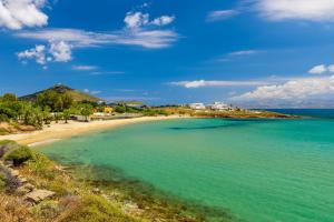 帕罗斯岛Dolce Vita Waterfront Villa, Logaras, Paros的阳光明媚的日子,您可以欣赏到海滩美景