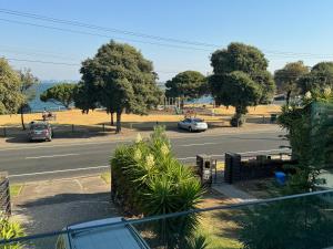 North ShoreGeelong Luxury Beach K Villa的路边有汽车的街道