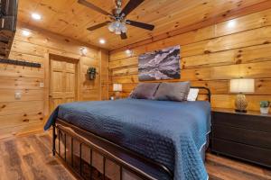 鸽子谷Rustic Mountain Retreat by Ghosal Luxury Lodging的卧室配有一张床铺,位于带木墙的房间内