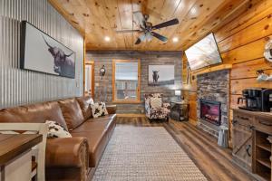 鸽子谷Rustic Mountain Retreat by Ghosal Luxury Lodging的带沙发和壁炉的客厅