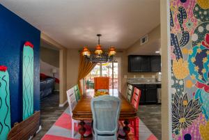 哈瓦苏湖城Modern Desert Delight! 4- bedrooms, pool, gameroom的厨房以及带桌椅的用餐室。