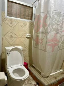 La PlaineA cozy one-bedroom in Heron, Djibouti的一间带卫生间和淋浴帘的浴室