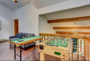 莱克哈莫尼Big Boulder Family • King Suite w/ Jacuzzi •的客厅配有台球桌和椅子