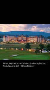 莱克哈莫尼Big Boulder Family • King Suite w/ Jacuzzi •的享有高尔夫球场和大型建筑的景色