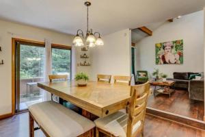 莱克哈莫尼Big Boulder Family • King Suite w/ Jacuzzi •的用餐室以及带桌椅的起居室。