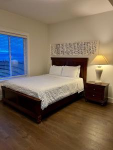 纳奈莫Ocean Melody Vacation Rooms的一间卧室配有床、灯和窗户