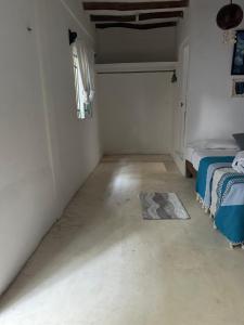 奥尔沃克斯岛Cuarto chingui的白色的房间,配有床和地毯