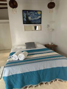 奥尔沃克斯岛Cuarto chingui的一间卧室配有一张床,上面有两条毛巾