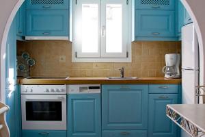 帕罗斯岛Dolce Vita Waterfront Villa, Logaras, Paros的厨房配有蓝色橱柜和水槽