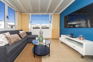 宏达海滩Luxury Apartment Chalana的客厅配有沙发和桌子