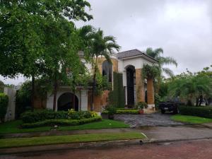 瓜亚基尔Casa en Samborondón的前面有棕榈树的房子