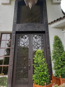 瓜亚基尔Casa en Samborondón的门,门到一个有铁艺门的房子