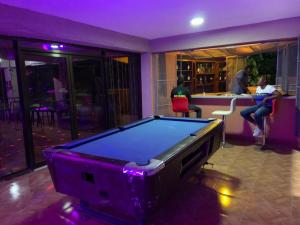 海地角Lakou Breda的带酒吧的客房内的台球桌