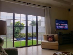 瓜亚基尔Casa en Samborondón的客厅设有大型滑动玻璃门