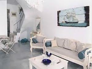 帕罗斯岛Dolce Vita Waterfront Villa, Logaras, Paros的客厅配有沙发和桌子