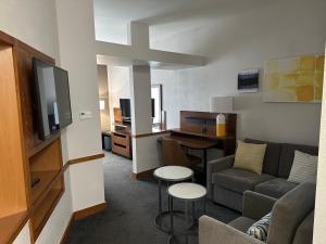 亚克朗Comfort Inn & Suites Akron South的客厅配有沙发和桌子