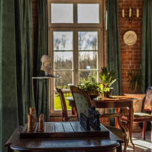 卢布林地区托马舒夫Dworek Atrium的客房设有桌椅和窗户。